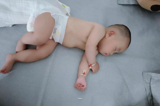 阳春几个月宝宝会抬头